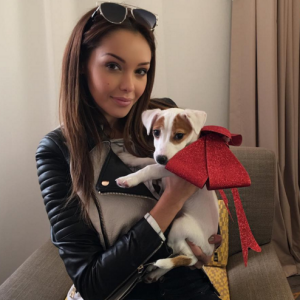 Nabilla présente son nouveau chien : Pita ! Le 2 décembre 2015.