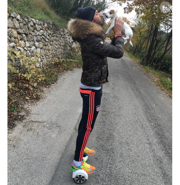 Thomas Vergara s'amuse avec son Ubble Board et la chienne Pita. Décembre 2015.