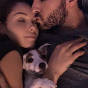 Nabilla, Pita et Thomas Vergara font un câlin. Décembre 2015.