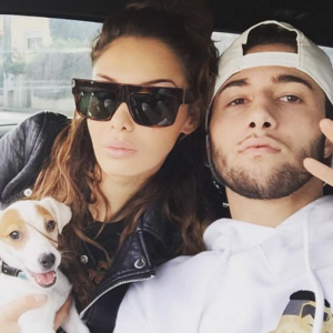 Nabilla prend la pose avec son frère Tarek et son chien Pita. Décembre 2015.