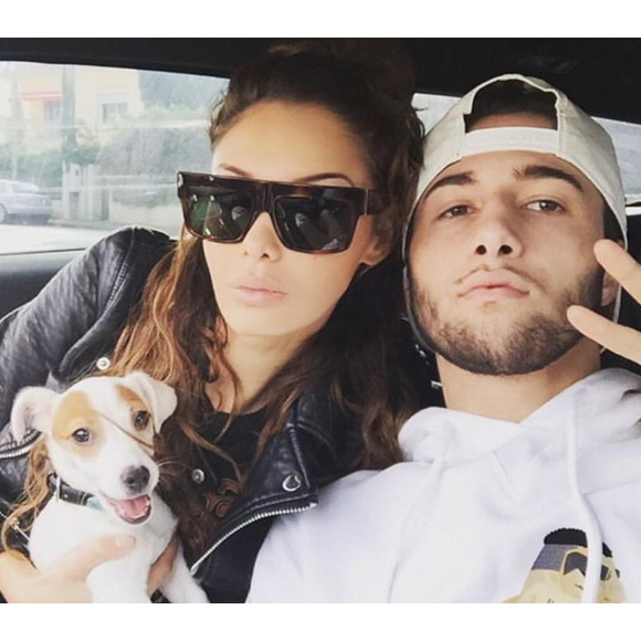 Nabilla prend la pose avec son frère Tarek et son chien Pita. Décembre 2015.