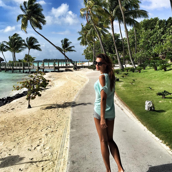 Marine Lorphelin, à Tahiti en 2015. Son petit ami François lui demande de revenir !