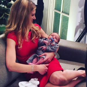 Sandrine Corman prend la pose avec son deuxième enfant, Harold. Décembre 2015.