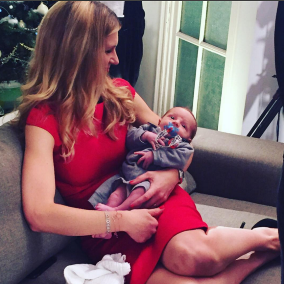 Sandrine Corman prend la pose avec son deuxième enfant, Harold. Décembre 2015.