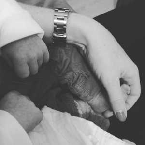 Sandrine Corman prend la pose avec son bébé prénommé Harold. Décembre 2015.