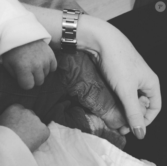 Sandrine Corman prend la pose avec son bébé prénommé Harold. Décembre 2015.