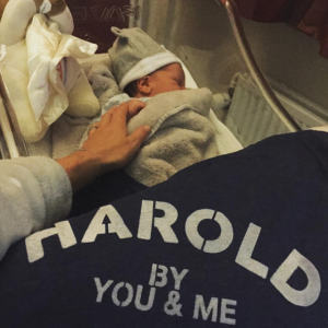Sandrine Corman prend la pose avec son deuxième enfant, Harold. Décembre 2015.