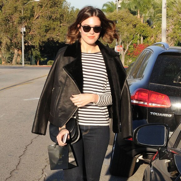 Mandy Moore à la sortie d'un salon de coiffure à Beverly Hills, le 18 novembre 2015