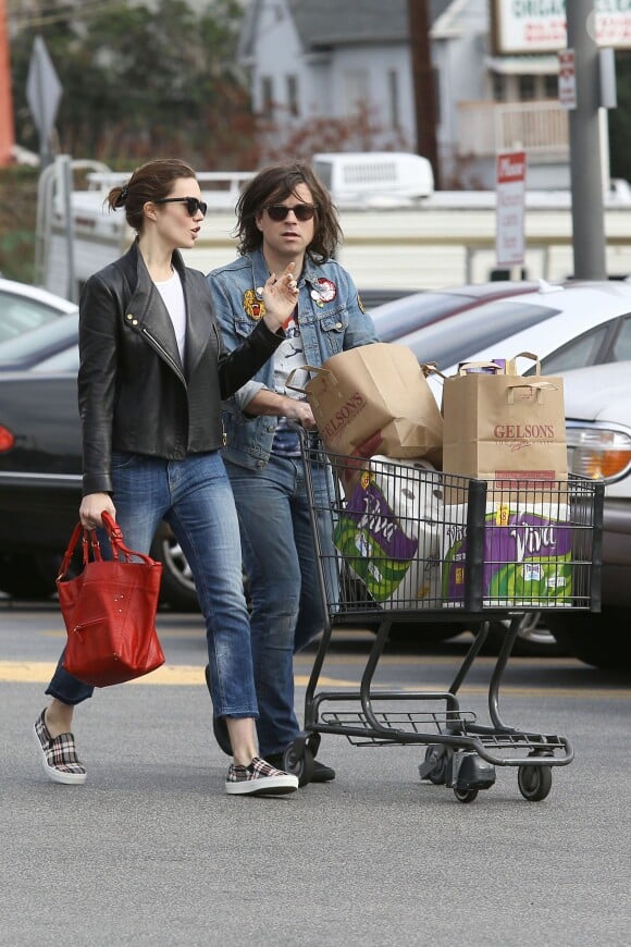 Mandy Moore et son mari Ryan Adams font leurs courses chez Gelson à Los Feliz, Los Angeles, le 31 janvier 2014