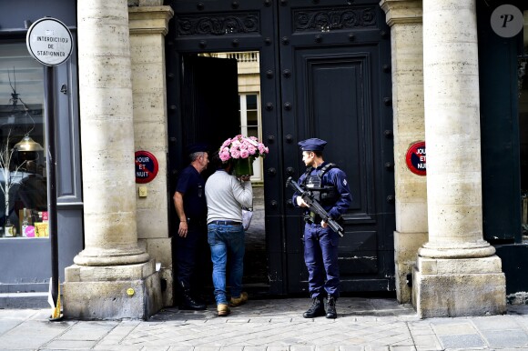 Ambiance devant le domicile de Jacques Chirac le jour de l'annonce de son décès. Paris, le 26 septembre 2019. © JB Autissier / Panoramic / Bestimage