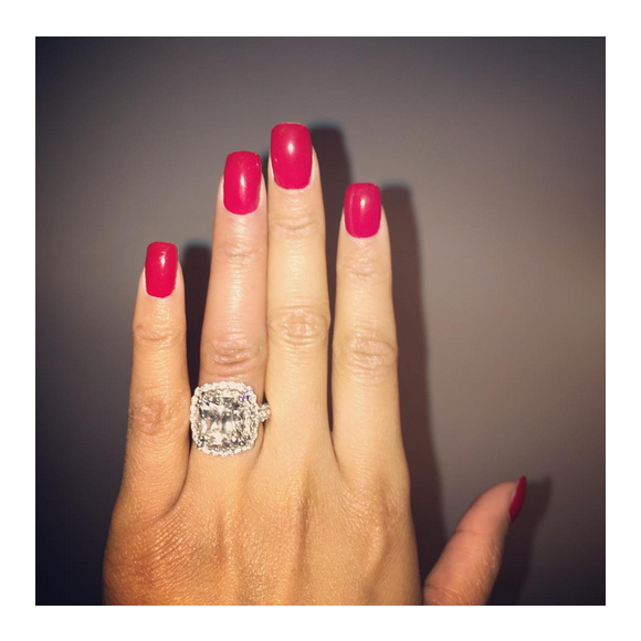Nicki Minaj et Meek Mill se sont-ils mariés ? La photo d'une nouvelle bague postée le 10 décembre 2015 sur le compte Instagram de la chanteuse relance les soupçons.