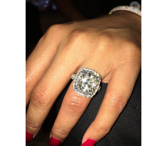 Nicki Minaj et Meek Mill se sont-ils mariés ? La photo d'une nouvelle bague postée le 10 décembre 2015 sur le compte Instagram de la chanteuse relance les soupçons.