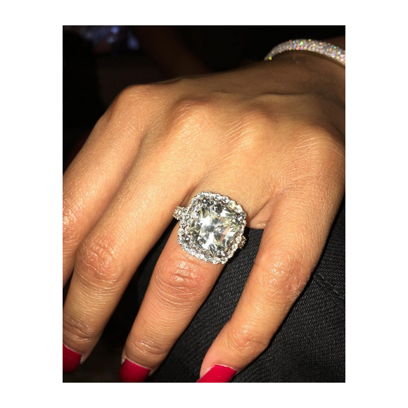 Nicki Minaj et Meek Mill se sont-ils mariés ? La photo d'une nouvelle bague postée le 10 décembre 2015 sur le compte Instagram de la chanteuse relance les soupçons.