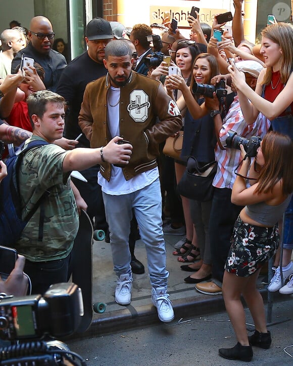 Le rappeur Drake à la sortie du défilé "Kanye West x Adidas" à New York, le 16 septembre 2015.