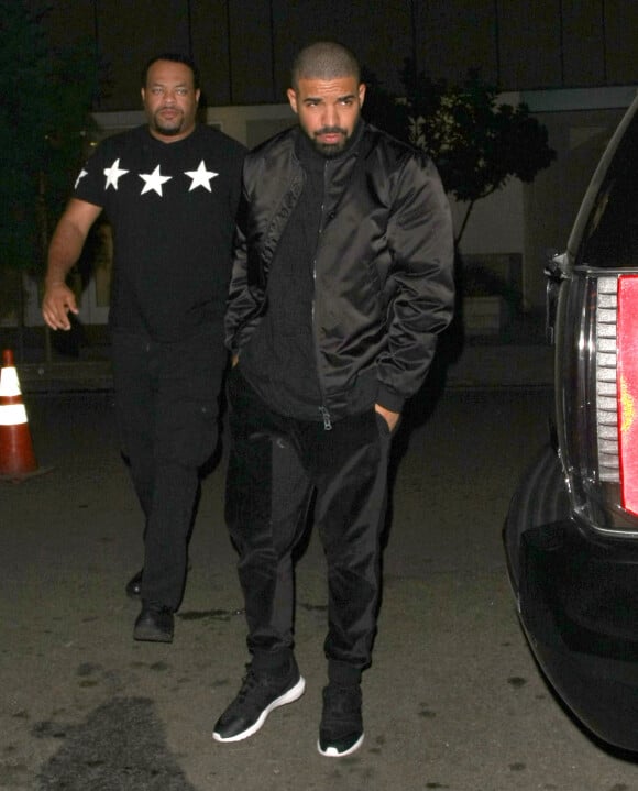 Le chanteur Drake quitte le Nice Guy à Los Angeles le 11 octobre 2015.