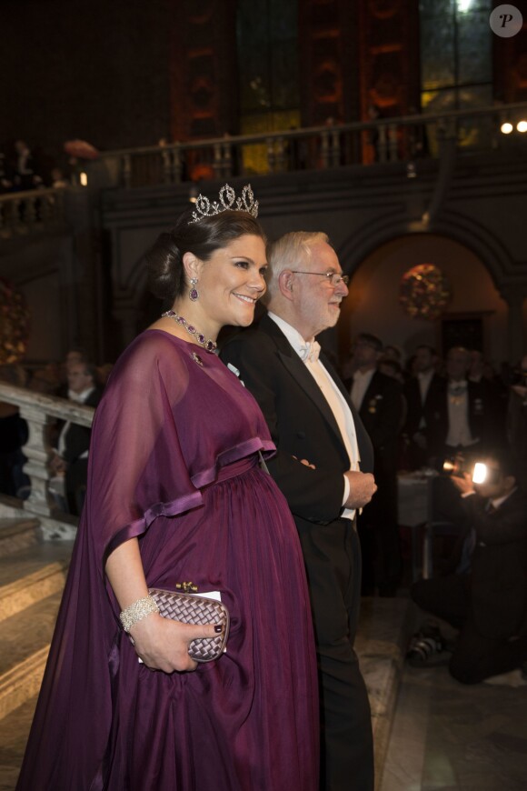 La princesse Victoria de Suède enceinte et Arthur B. McDonald (lauréat du prix Nobel de physique) - La famille royale de Suède au dîner de gala en l'honneur des Prix Nobel à Stockholm, le 10 décembre 2015.