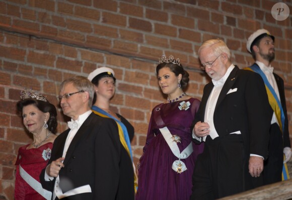La princesse Victoria de Suède enceinte et Arthur B. McDonald (lauréat du prix Nobel de physique), La reine Silvia de Suède et Carl-Henrik Heldin (président de la Fondation Albert Nobel) - La famille royale de Suède au dîner de gala en l'honneur des Prix Nobel à Stockholm, le 10 décembre 2015.