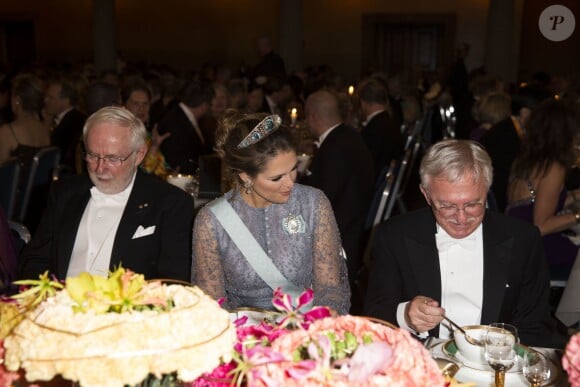 La princesse Madeleine de Suède entre Arthur B. McDonald (lauréat du prix Nobel de physique) et Paul L. Modrich (prix Nobel de la chimie) - La famille royale de Suède au dîner de gala en l'honneur des Prix Nobel à Stockholm, le 10 décembre 2015.