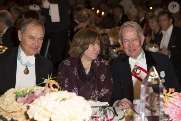 Michael Sohlman (Directeur général de la Fondation Nobel), Svetlana Alexievitch (prix Nobel de littérature) et Svante Lindqvist - Dîner de gala en l'honneur des Prix Nobel à Stockholm, le 10 décembre 2015.