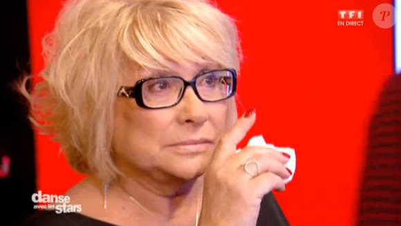 La maman de Priscilla Betti émue dans "Danse avec les stars 6" sur TF1. Le 12 décembre 2015.