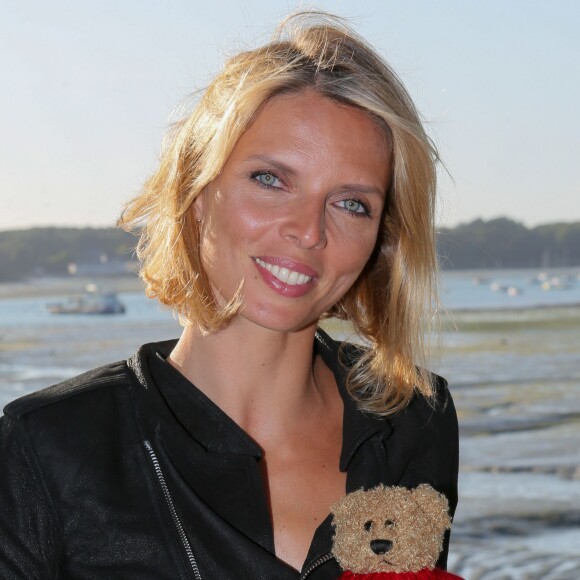 Exclusif - Sylvie Tellier lors de l'opération "l'Etape du Coeur " pour le compte de Mécénat Chirurgie Cardiaque au restaurant "La Perle de Quéhan" à Saint-Philibert, le 11 juillet 2015, pendant le Tour de France 2015.