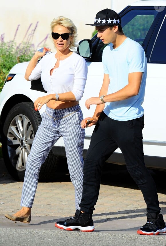 Pamela Anderson et son fils Brandon Lee à Malibu, le 30 juin 2014.