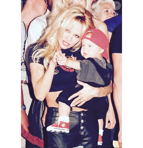 Brandon Lee, bébé dans les bras de sa mère Pamela Anderson. Photo publiée le10 mai 2015.
