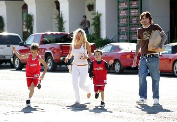 Pamela Anderson, Tommy Lee et leurs deux garçons Brandon et Dylan à Maliby. Janvier 2015.