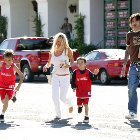 Pamela Anderson, Tommy Lee et leurs deux garçons Brandon et Dylan à Maliby. Janvier 2015.