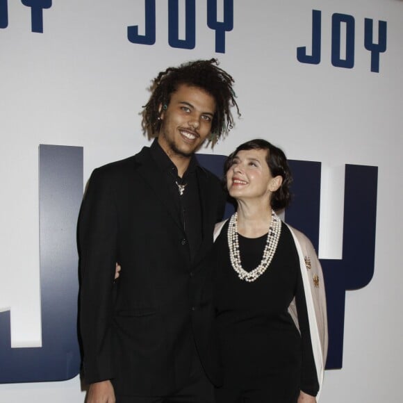 Isabella Rossellini et et son fils Roberto Rossellini Jr à la première de 'Joy' au Ziegfeld Theatre à New York, le 13 décembre 2015.