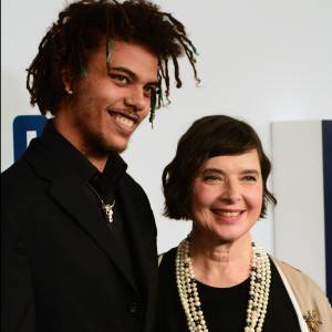 Isabella Rossellini et et son fils Roberto Rossellini Jr à la première de 'Joy' au Ziegfeld Theatre à New York, le 13 décembre 2015.