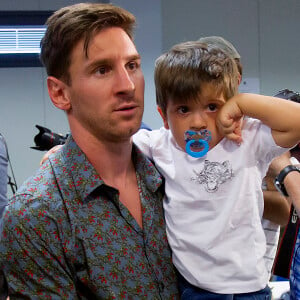 Lionel Messi et son fils Thiago lors des adieux Pedro Rodriguez au FC Barcelone lors d'une conférence de presse organisée au centre d'entraînement la Ciutat Esportiva Joan Gamper à Sant Joan Despi près de Barcelone, le 24 août 2015