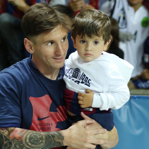 Lionel Messi et son fils Thiago après la victoire en Ligue des champions le 6 juin 2015 à Berlin