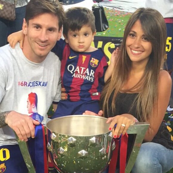 Lionel Messi avec sa compagne Antonella Roccuzzo et leur fils Thiago lors de la célébration du titre de champion d'Espagne, au Camp Nou de Barcelone, le 23 mai 2015