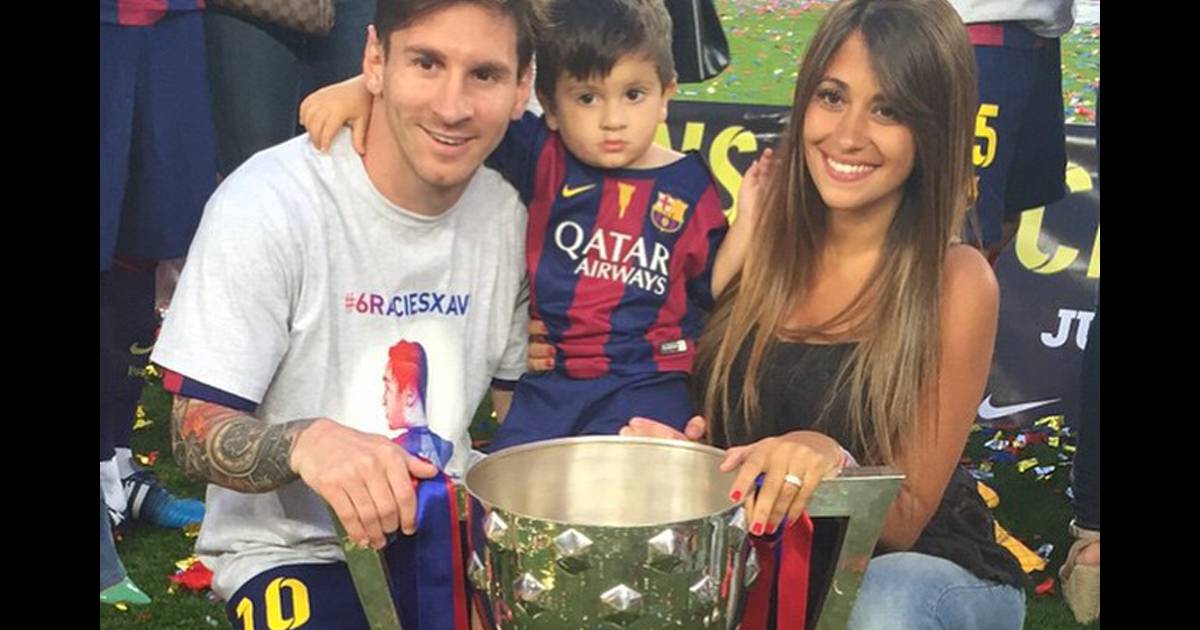 Lionel Messi Avec Sa Compagne Antonella Roccuzzo Et Leur Fils Thiago Lors De La Celebration Du Titre De Champion D Espagne Au Camp Nou De Barcelone Le 23 Mai Purepeople