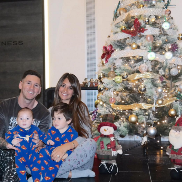 Lionel Messi avec sa belle Antonella et ses enfants Mateo et Thiago le 11 décembre 2015.