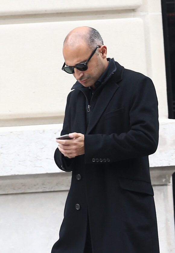 Exclusif - Thomas Fabius, au téléphone, se promène dans les rues de Paris. Le 24 octobre 2014