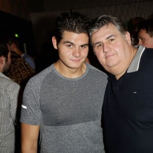 Pierre Ménès et son fils Axel lors de la soirée de lancement du jeu FIFA 2014 ) la Gaîté Lyrique à Paris, le 23 septembre 2013