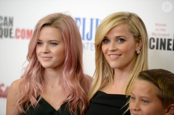 Reese Witherspoon et sa fille Ava Phillippe à Los Angeles, le 30 octobre 2015.