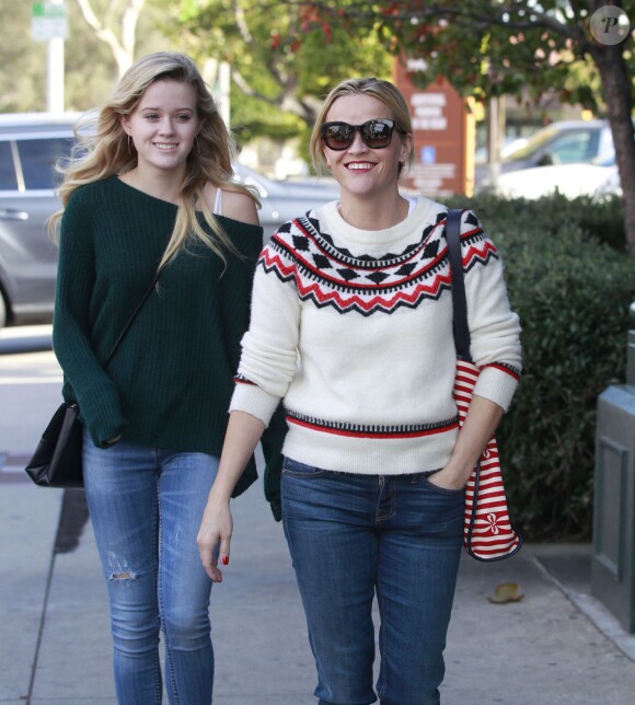 Reese Witherspoon et Ava having à Brentwood, Los Angeles, le 13 décembre 2015.
