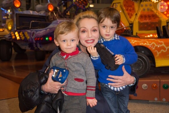 Caroline Sihol et ses petits enfants Ferdinand et Darius - Inauguration de la 3e édition de "Jours de Fêtes" au Grand Palais à Paris, le 17 décembre 2015.