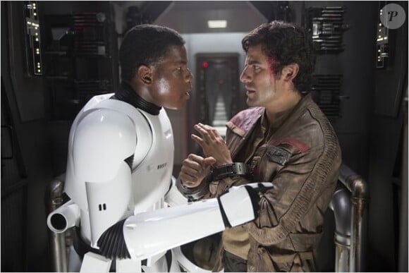 John Boyega joue un stormtrooper déserteur face à Oscar Isaac dans Star Wars - Le Réveil de la Force.