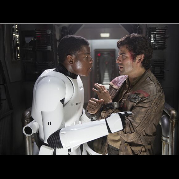 John Boyega joue un stormtrooper déserteur face à Oscar Isaac dans Star Wars - Le Réveil de la Force.