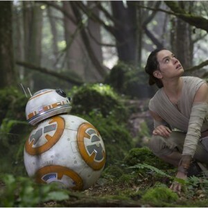Daisy Ridley campe Rey, l'héroïne du film avec BB-8 dans Star Wars - Le Réveil de la Force.