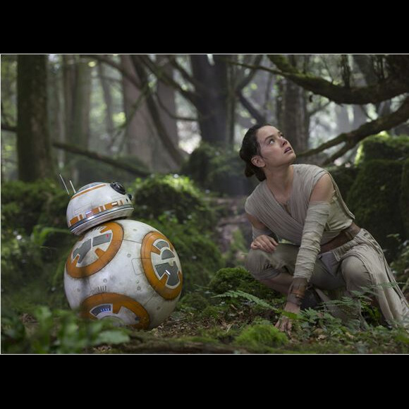 Daisy Ridley campe Rey, l'héroïne du film avec BB-8 dans Star Wars - Le Réveil de la Force.