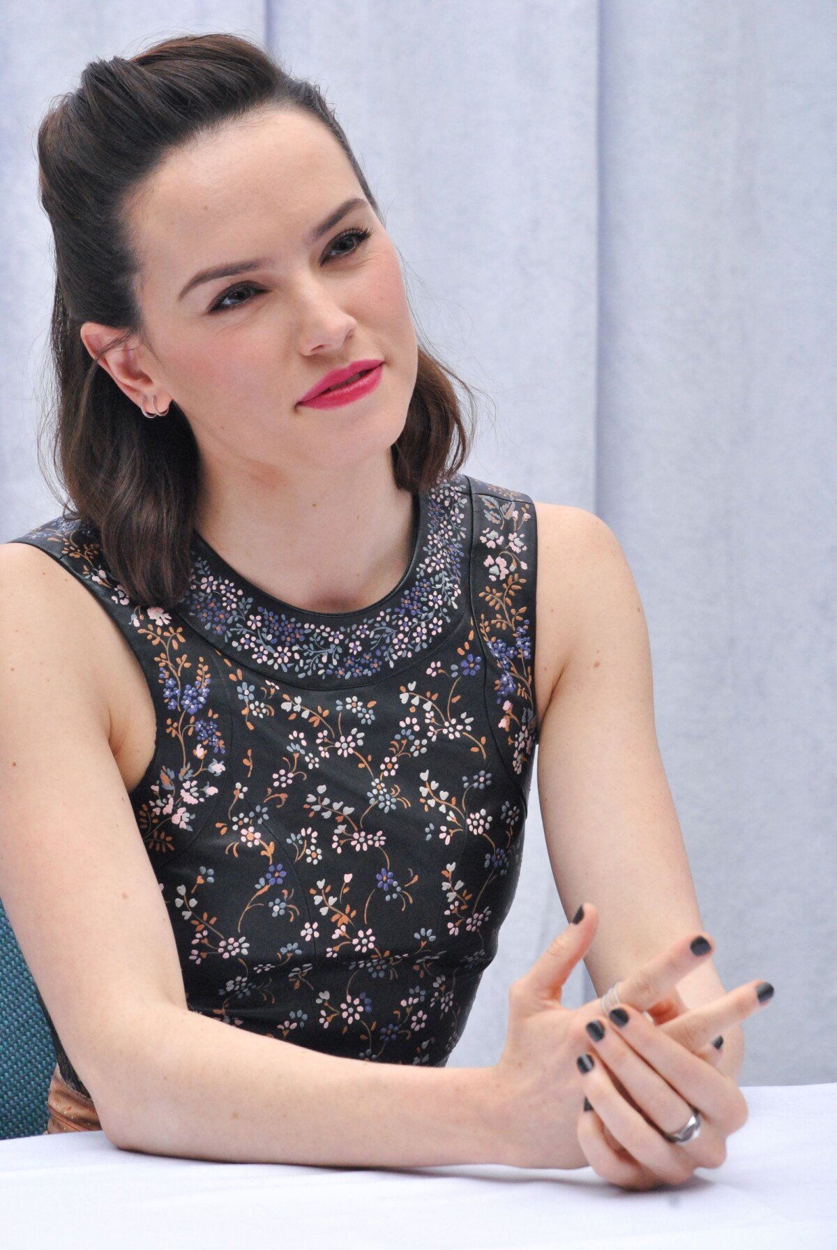 Photo : Daisy Ridley à Los Angeles, le 4 décembre 2015 - Purepeople