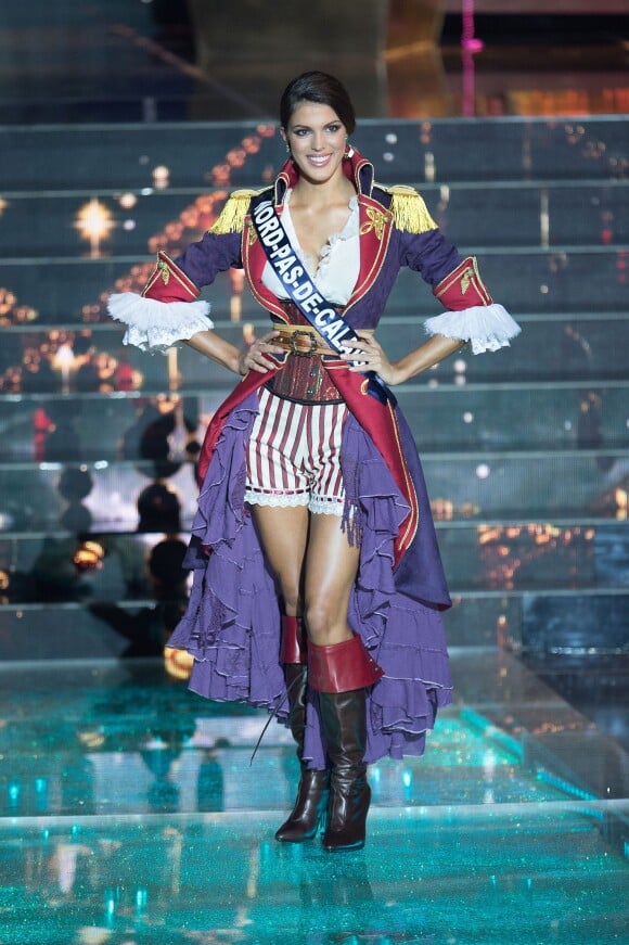 Iris Mittenaere en tenue de pirate, lors de l'élection de Miss France 2016 au Zénith de Lille, le samedi 19 décembre 2015.