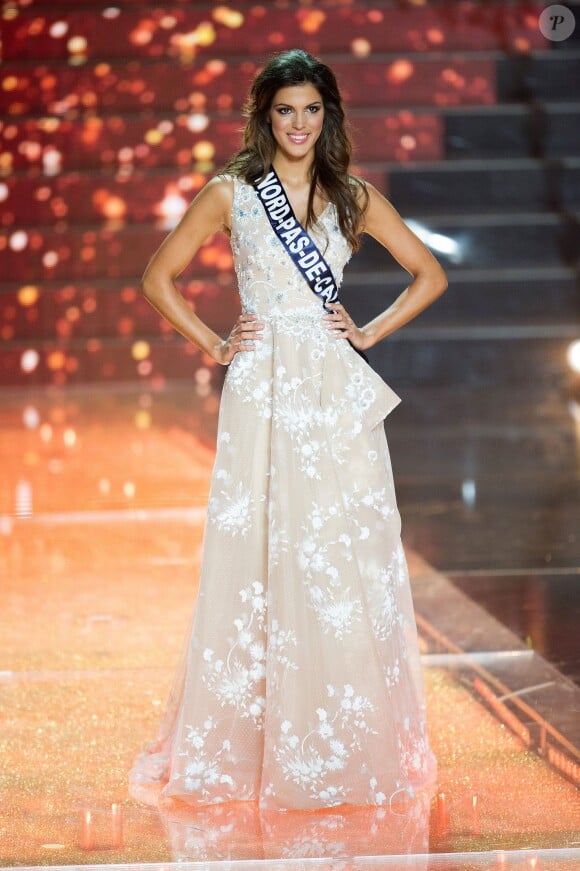 Iris Mittenaere, lors de l'élection de Miss France 2016 au Zénith de Lille, le samedi 19 décembre 2015.