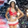 Iris Mittenaere en Mère Noël sexy, lors de l'élection de Miss France 2016 au Zénith de Lille, le samedi 19 décembre 2015.