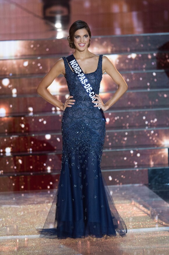 Iris Mittenaere en robe de soirée, lors de l'élection de Miss France 2016 au Zénith de Lille, le samedi 19 décembre 2015.